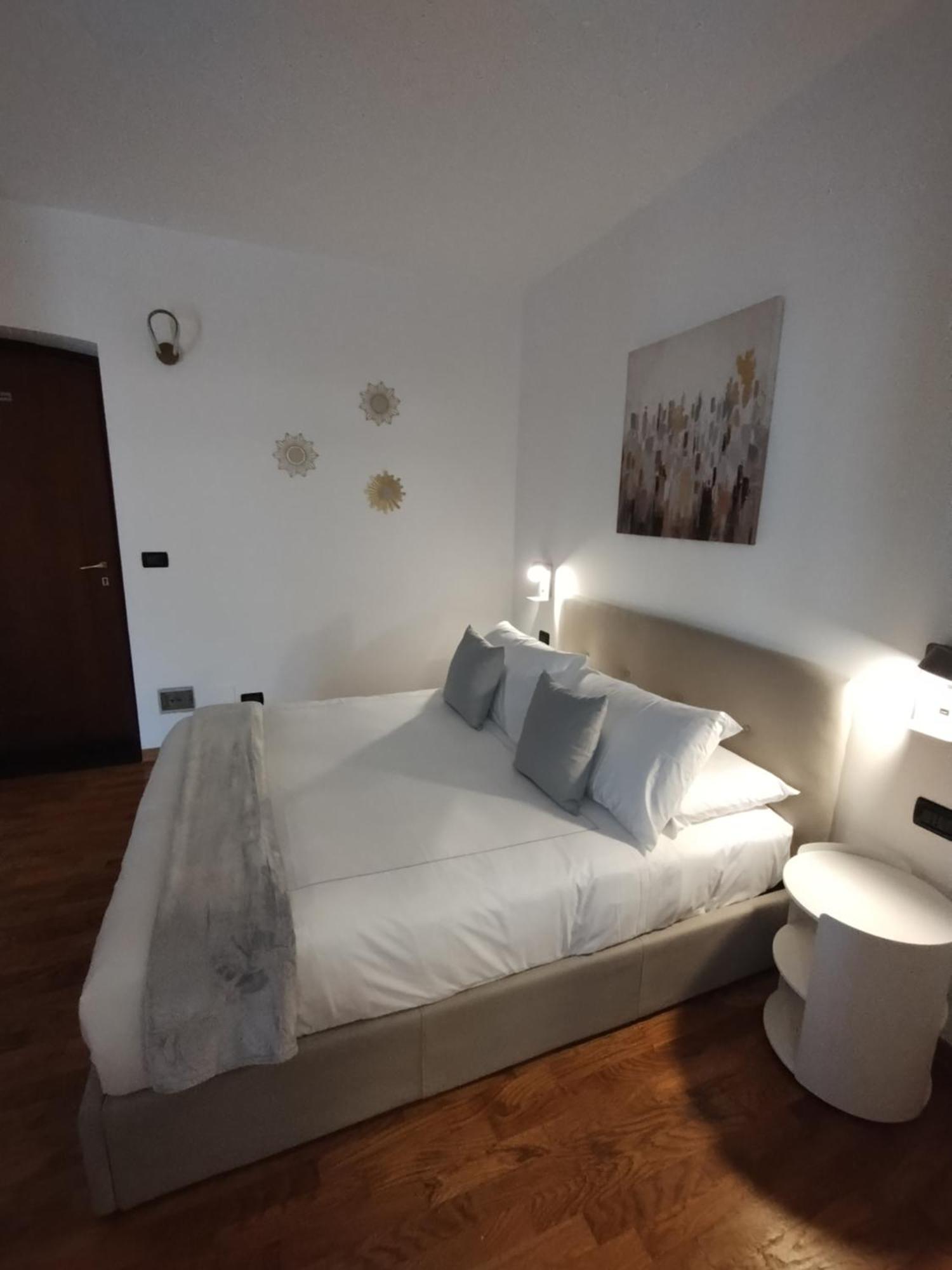 Palazzo Cusani Charming Rooms Vercelli Esterno foto